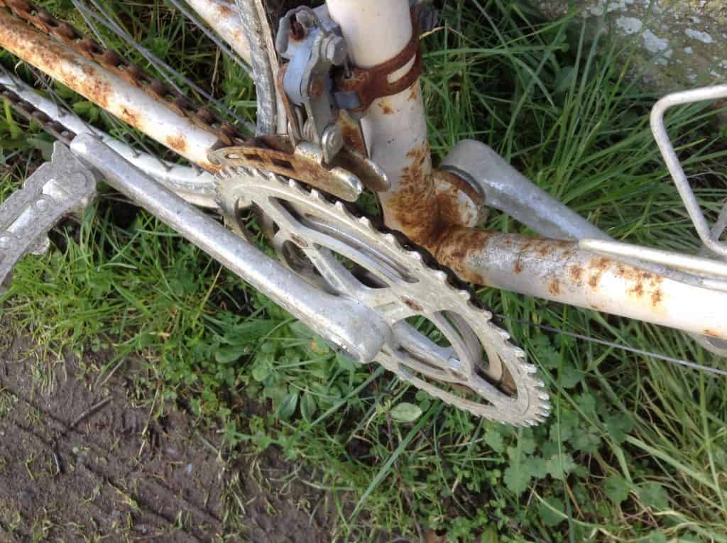Image of rusty crank before removing rust from a bike frame