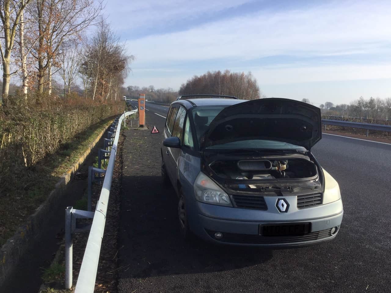 Image of broken down car on French motorway