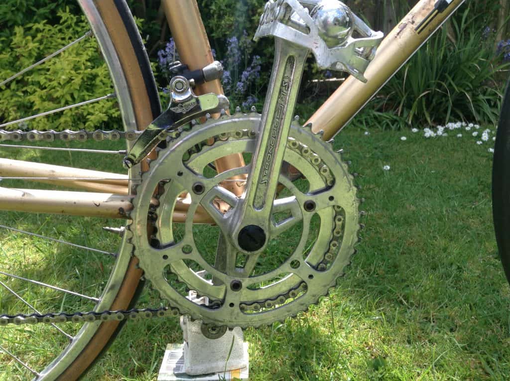 French bottom bracket service image of crankset