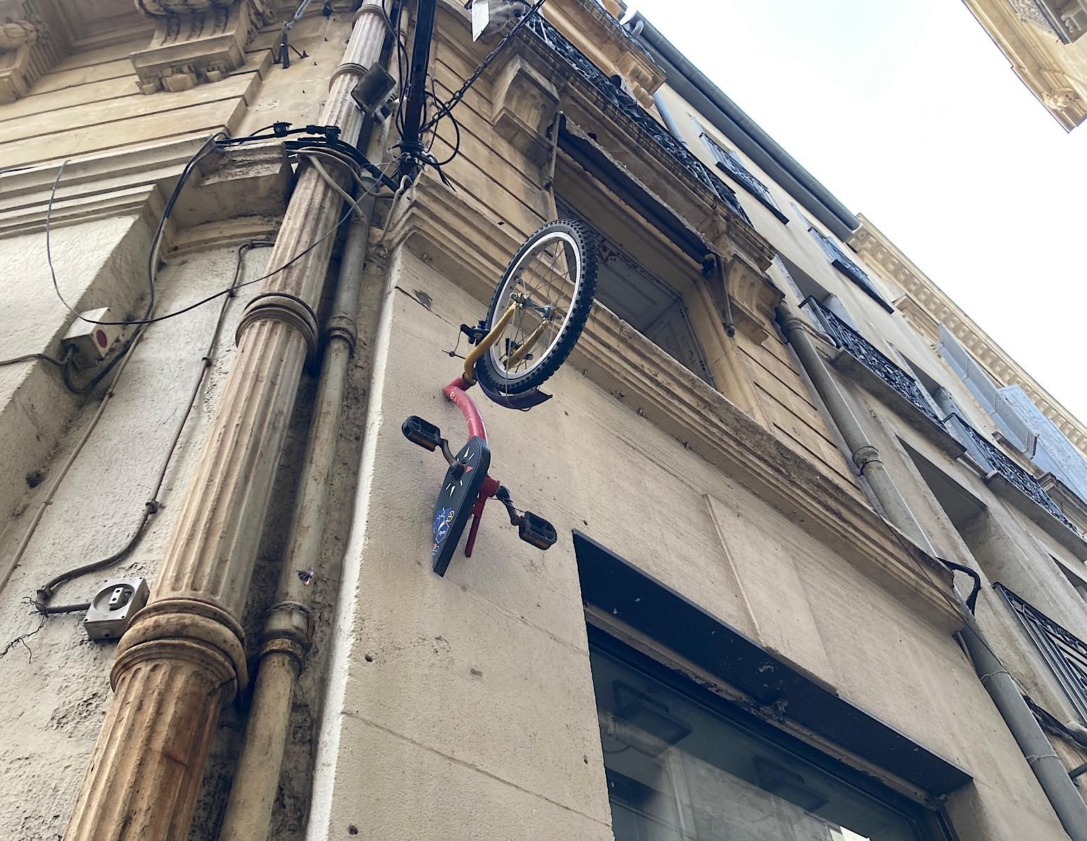 Cycling in Montpellier_image of bike on wall